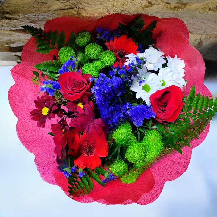 Ramo de flor variada en tonos rojos.. Floristeria Barcelona